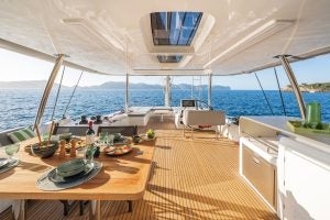 Espace salon de luxe sur le flybridge du catamaran Lagoon 60