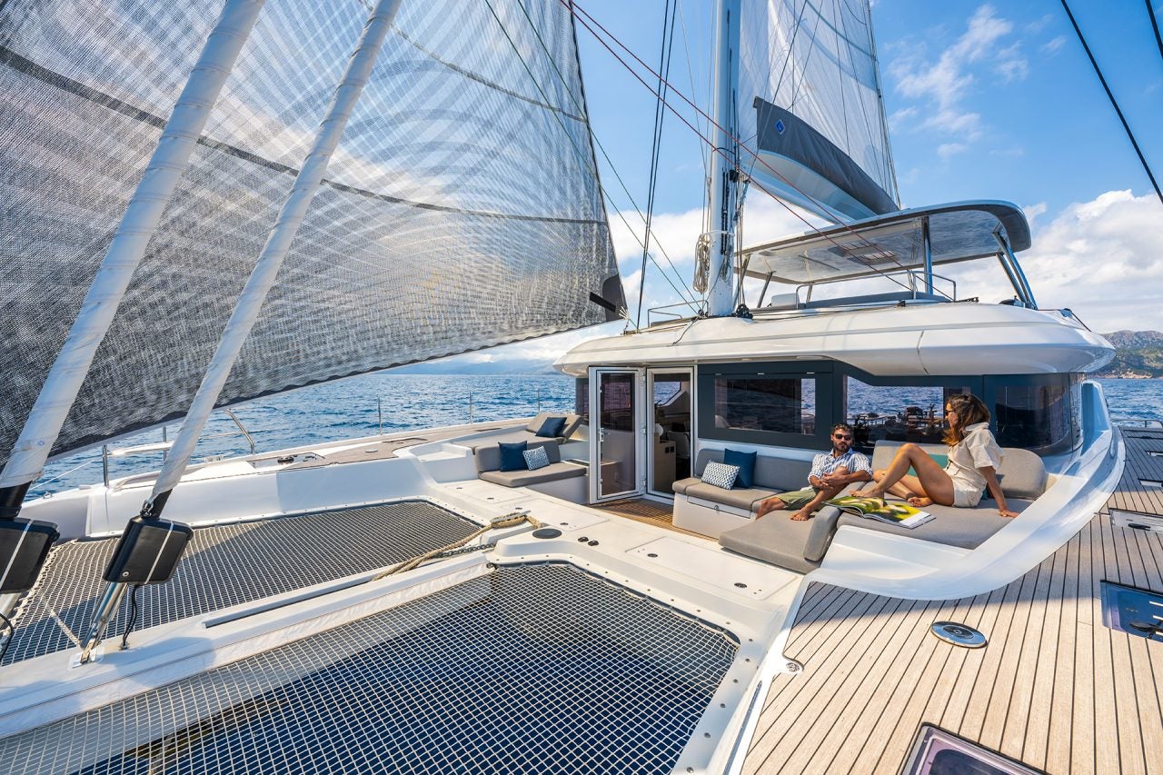 Die weitläufige luxuriöse Flybridge der Yacht Lagoon 60