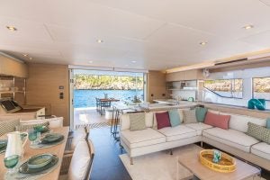 Salon intérieur du catamaran Lagoon 60