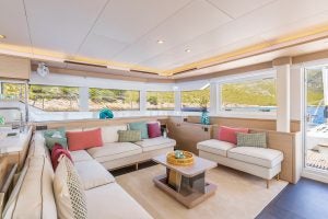 Espace de séjour intérieur du catamaran à voile de luxe Lagoon 60