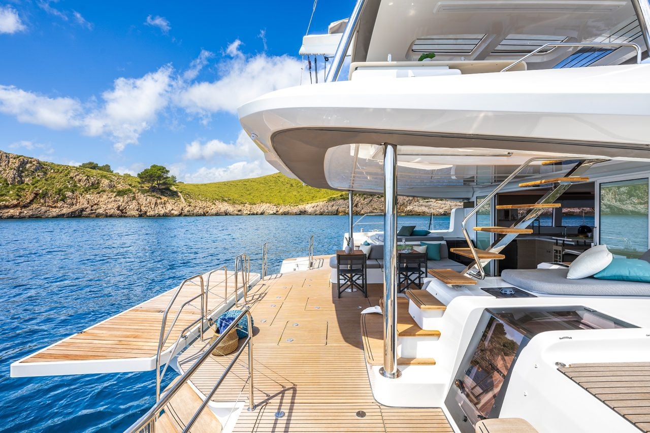 Vue latérale de l’espace de séjour extérieur de luxe du catamaran Lagoon 60