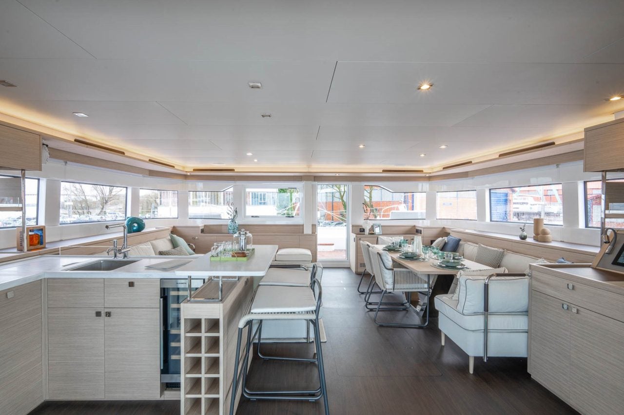 Intérieur spacieux du catamaran à voile de luxe Lagoon 60