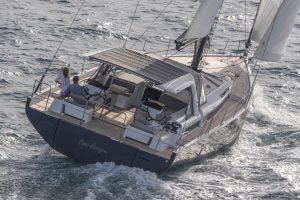 Vue arrière de l’Oceanis Yacht 60 de luxe qui s’éloigne