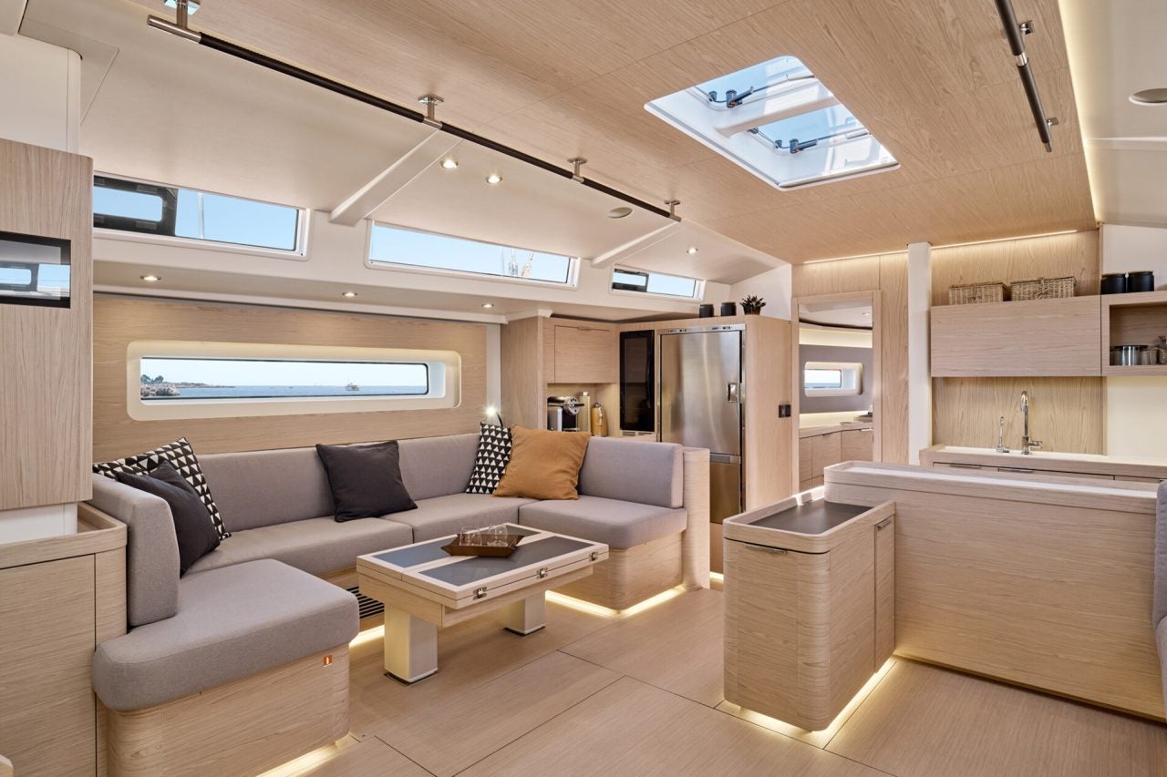 Salón interior del yate Beneteau Yacht 60 con ventanas