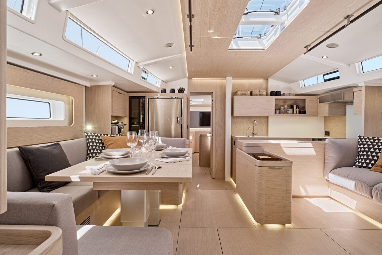 Espace de séjour intérieur du monocoque Beneteau Oceanis Yacht 60