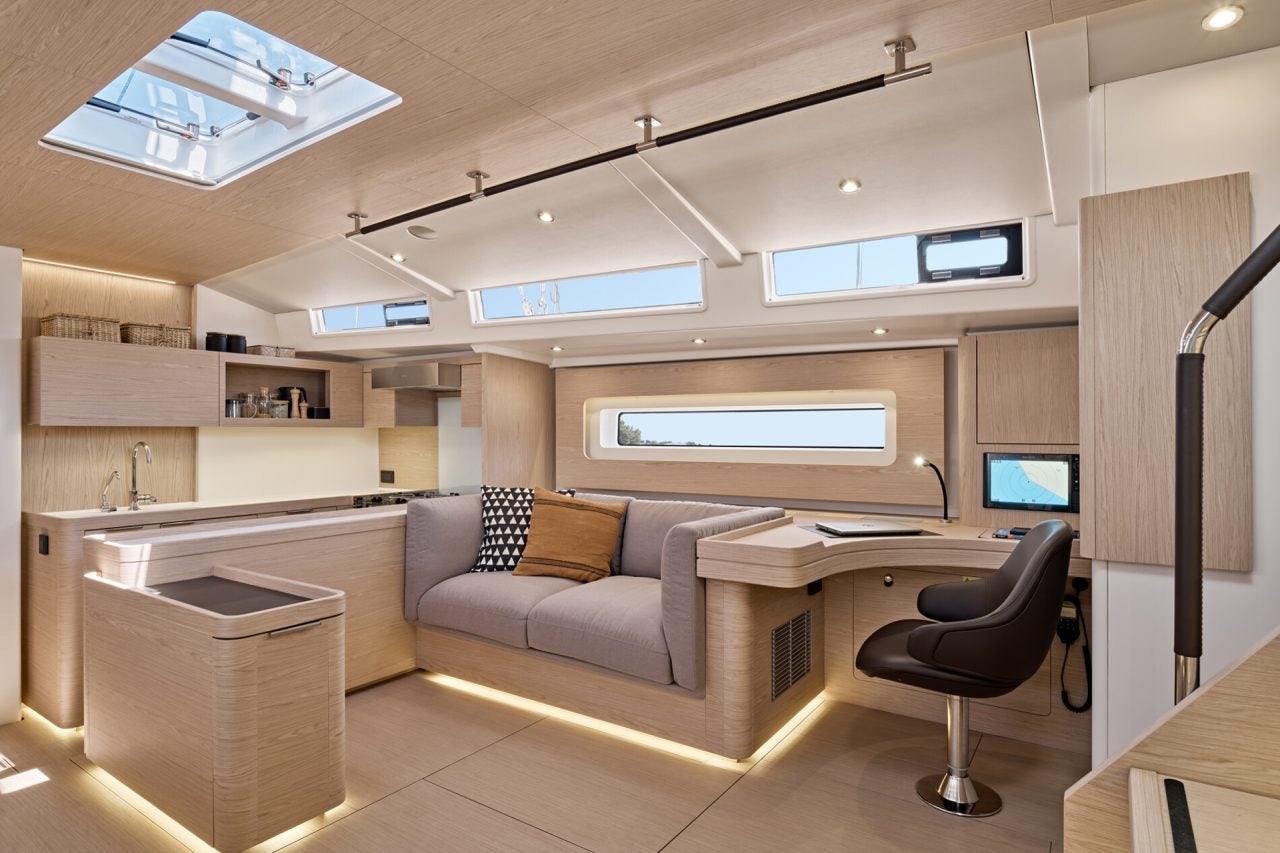 Die Innenlounge des Einrumpfboots Beneteau Oceanis Yacht 60