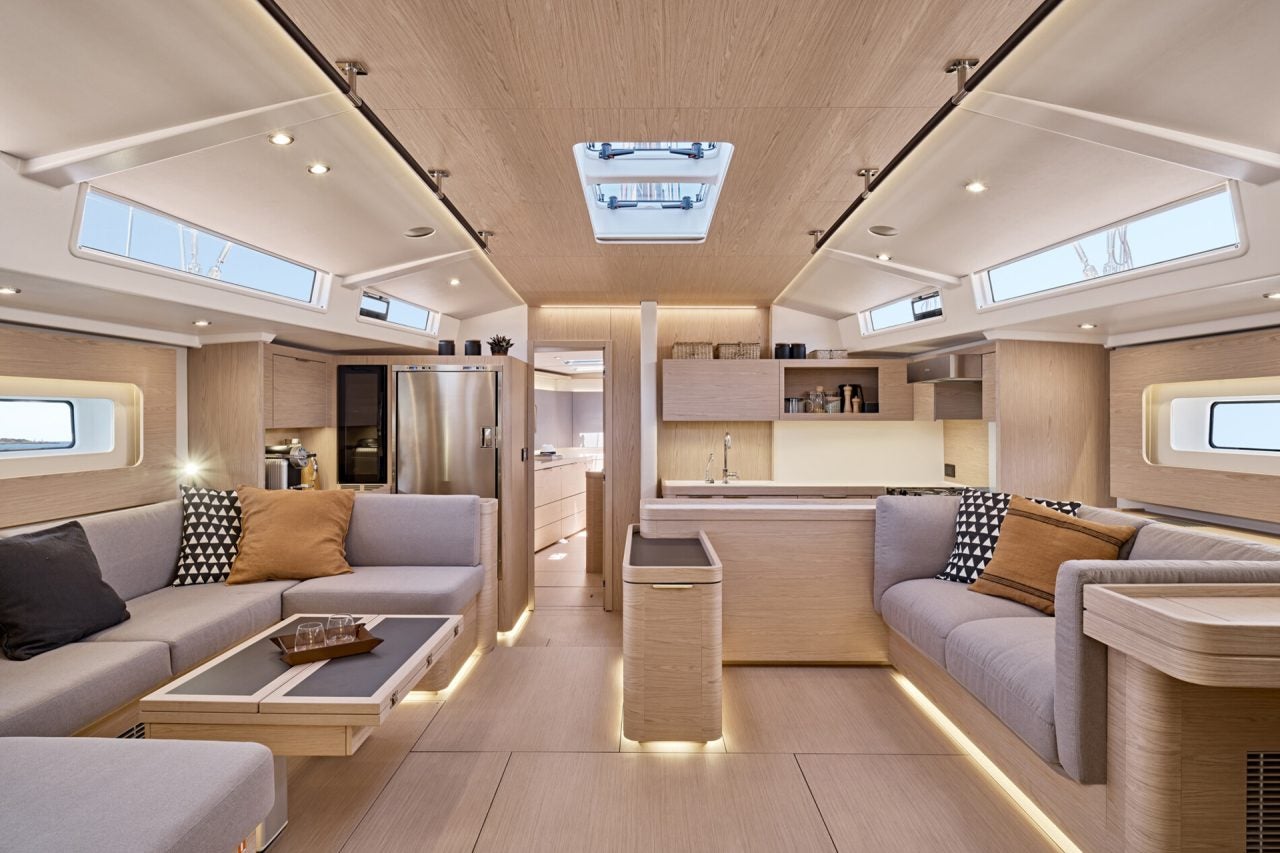 Zona de estar interior del monocasco Oceanis Yacht 60