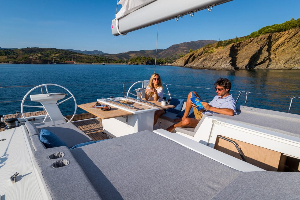 Couple à la table du cockpit du voilier Oceanis 46.1