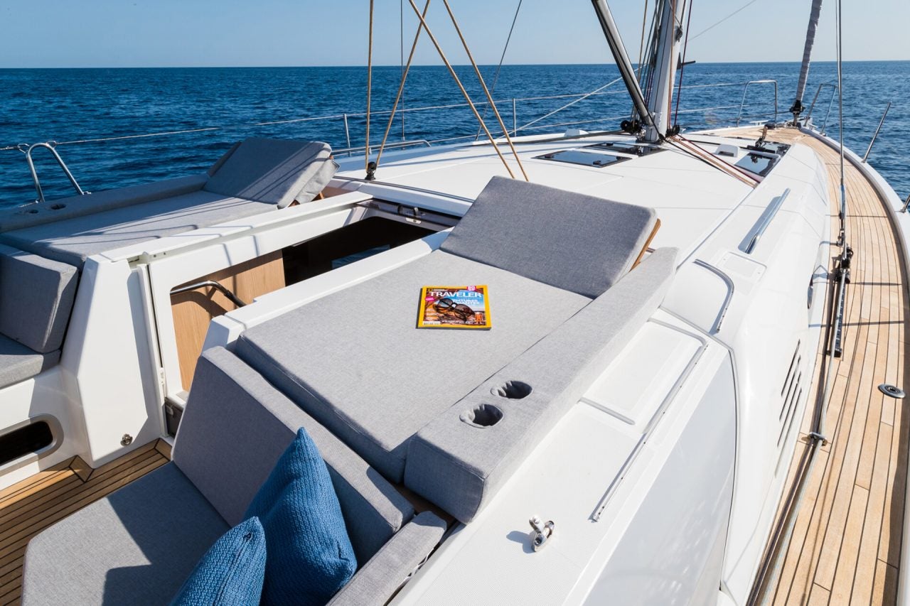 Tumbonas en el puente de mando del yate a vela Beneteau 46.1