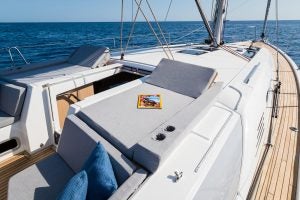 Sonnenliegen im Cockpit der Segelyacht Beneteau 46.1