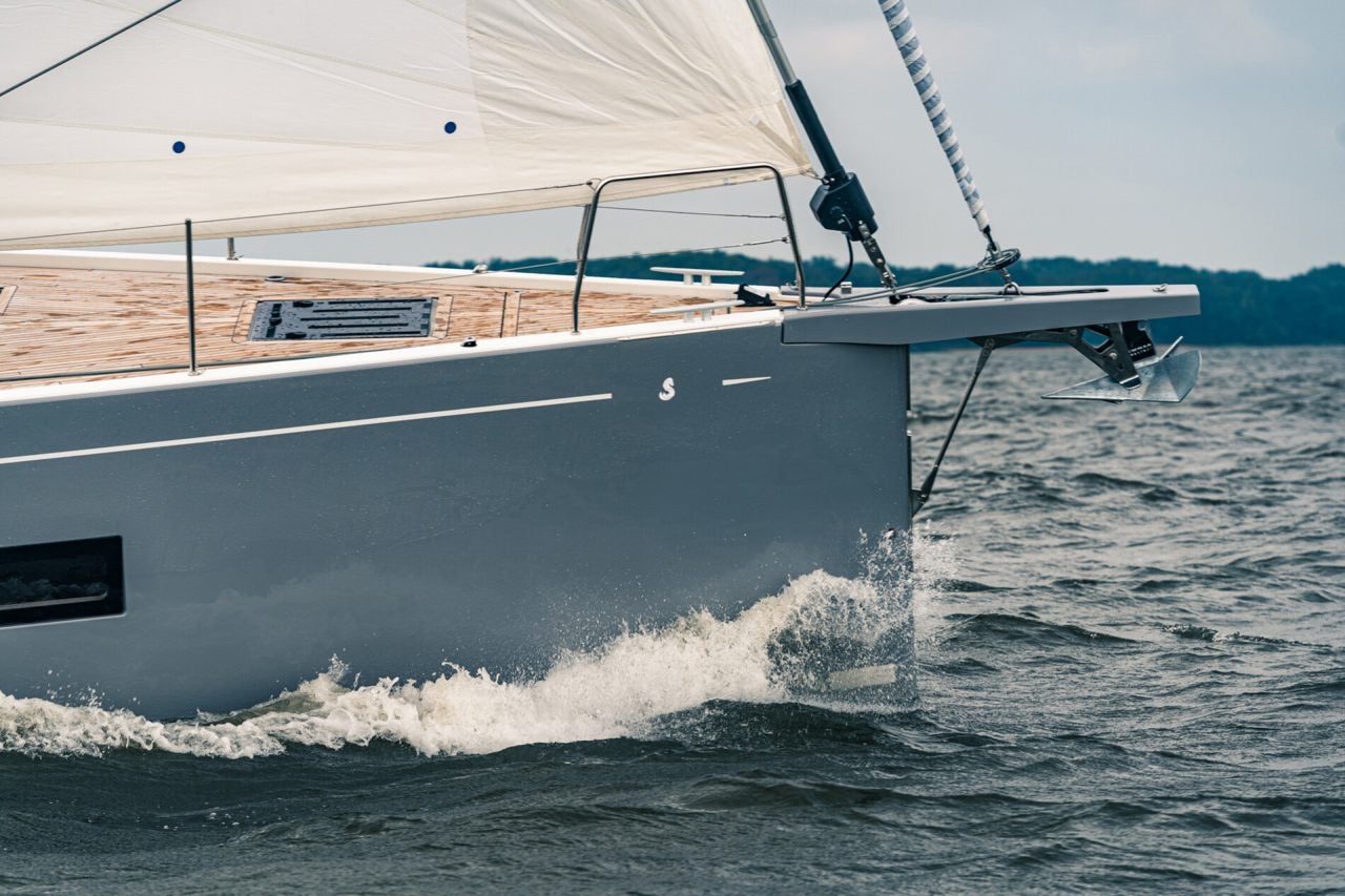 Primo piano della prua dell'Oceanis Yacht 54 che fende le onde