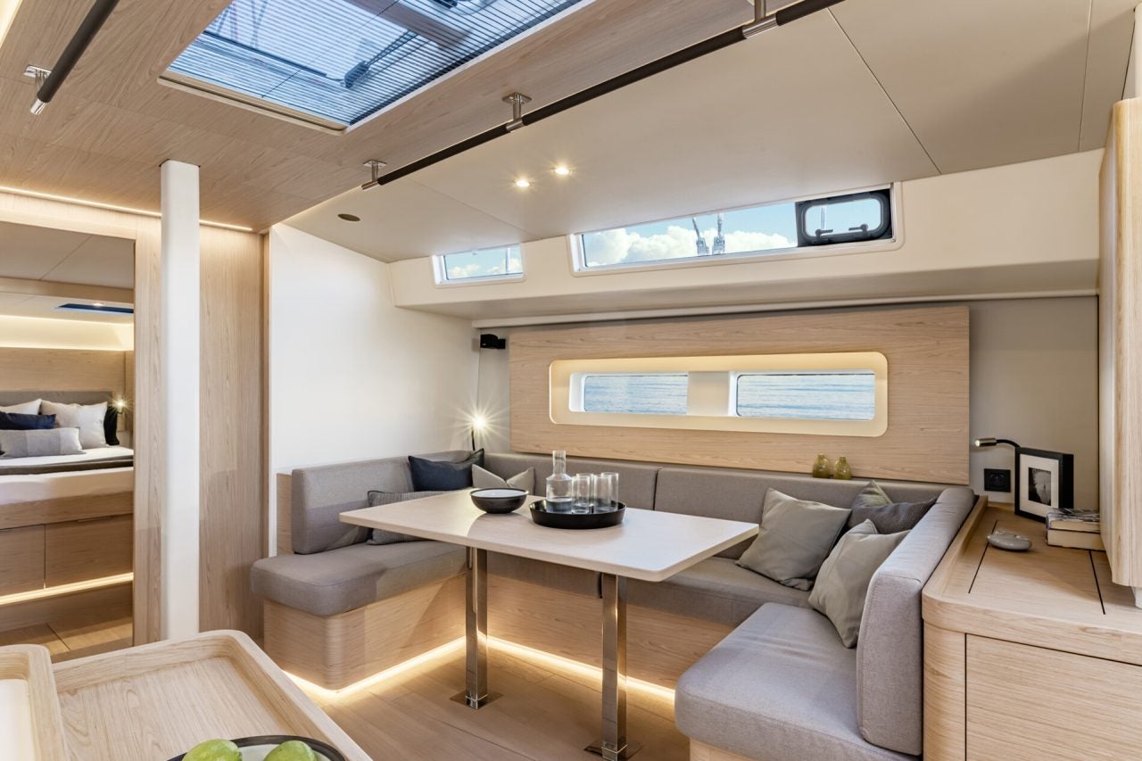 Zona del comedor interior del monocasco Beneteau Oceanis Yacht 54