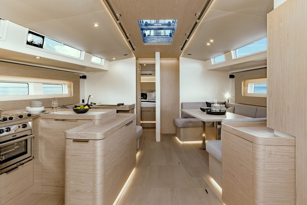 Area del salone interno dell'elegante barca a vela Oceanis Yacht 54