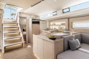 Der Salon und die Treppe des Einrumpfboots Beneteau Oceanis Yacht 54