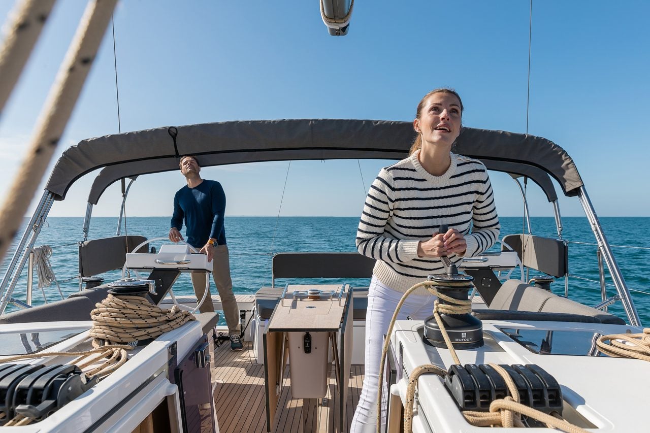 Barco de vela Dufour 470 con un hombre al timón