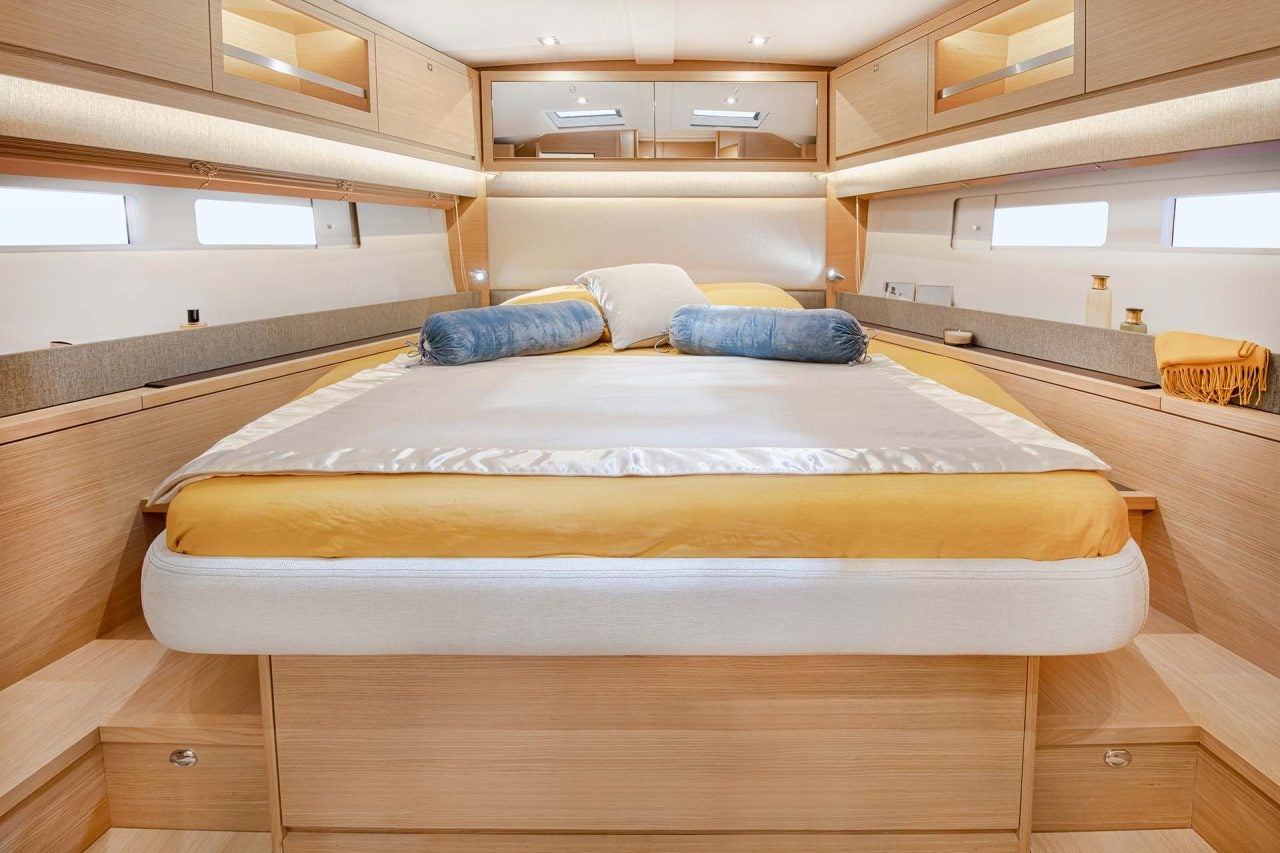 Posto letto della cabina doppia interna dell'elegante barca a vela Dufour 530