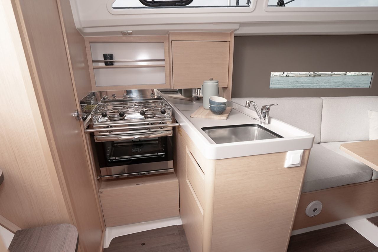 Cuisine du Beneteau Oceanis 30.1 avec cuisinière et évier