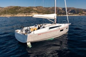 Das Segelboot Beneteau 34.1 vor Anker im ruhigen blauen Wasser