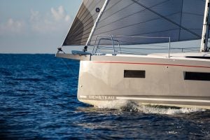 Seitliche Nahaufnahme des Bugs an Bord des Segelboots Beneteau Oceanis 34.1