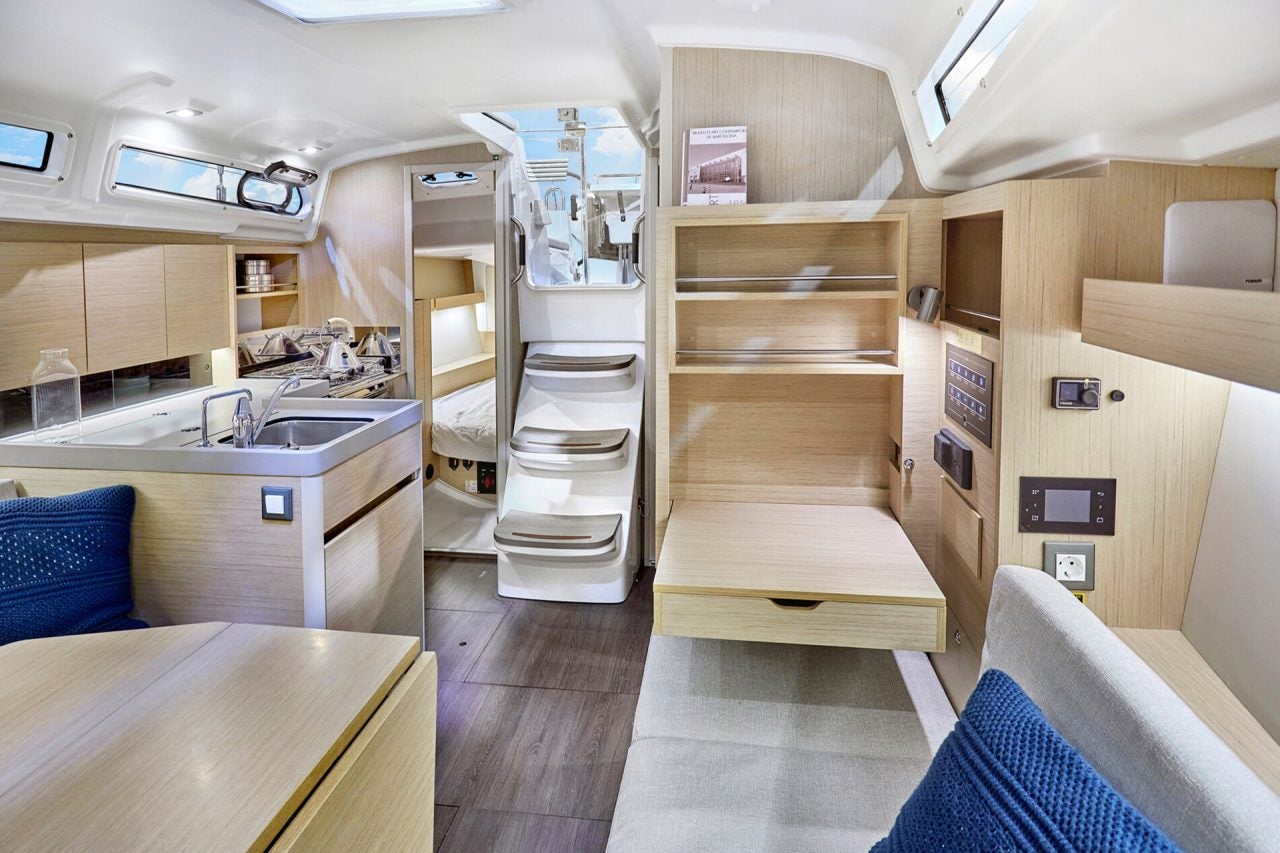 Salón y escalerilla del velero Beneteau Oceanis 34.1