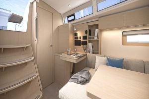 Essbereich und Treppenstufen des Segelboots Beneteau Oceanis 37.1