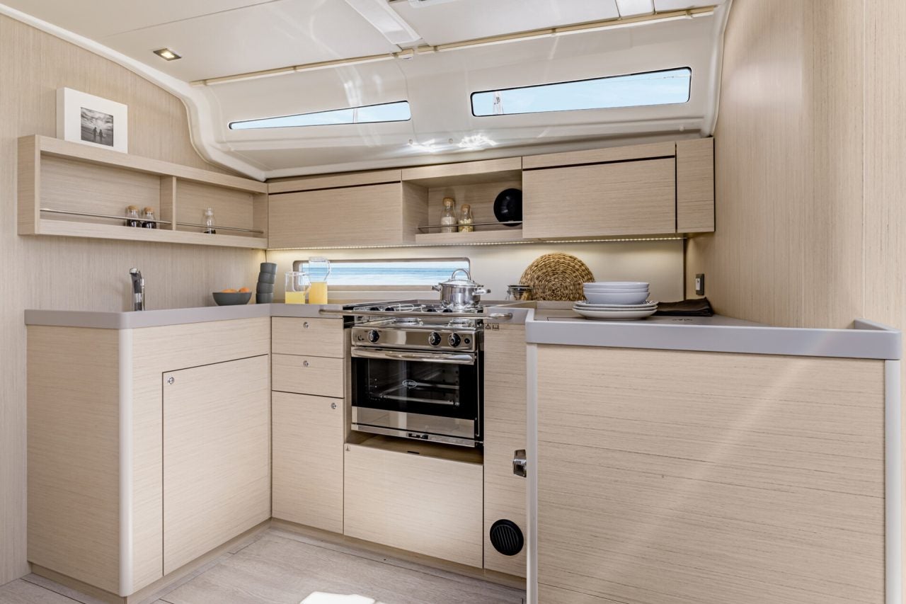 Cuisine en U sur le voilier Beneteau Oceanis 40.1