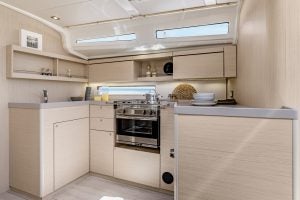 Cocina en forma de U del yate Beneteau Oceanis 40.1