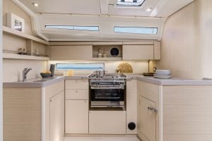 Cuisine en U avec four et évier sur le voilier Beneteau 40.1