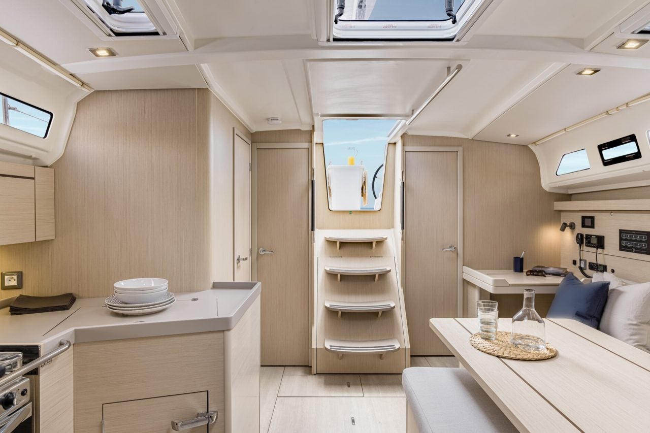 Salon du monocoque Beneteau Oceanis 40.1 et escaliers d’accès aux cabines