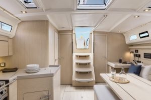 Salón y escalerilla del monocasco Beneteau Oceanis 40.1