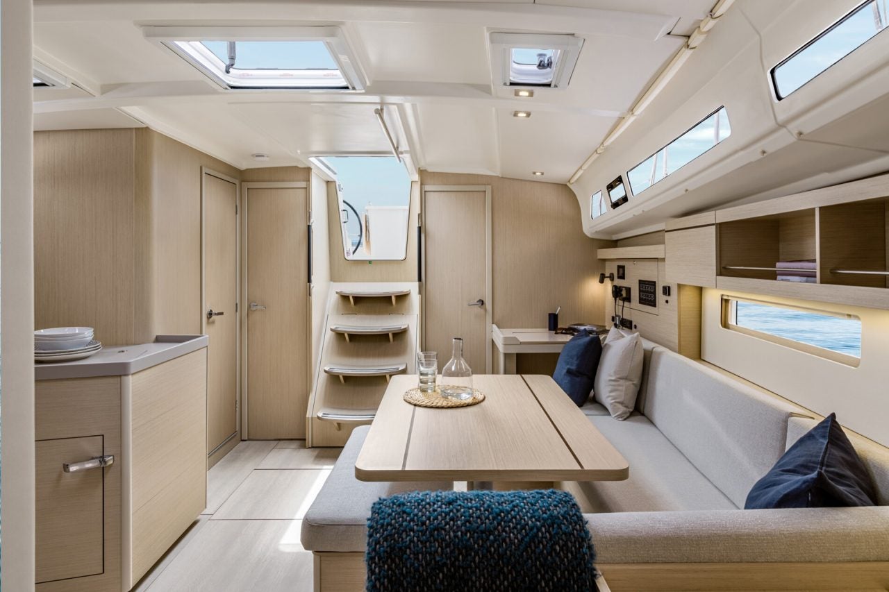 Salón interior y escalerilla del Beneteau Oceanis 40.1