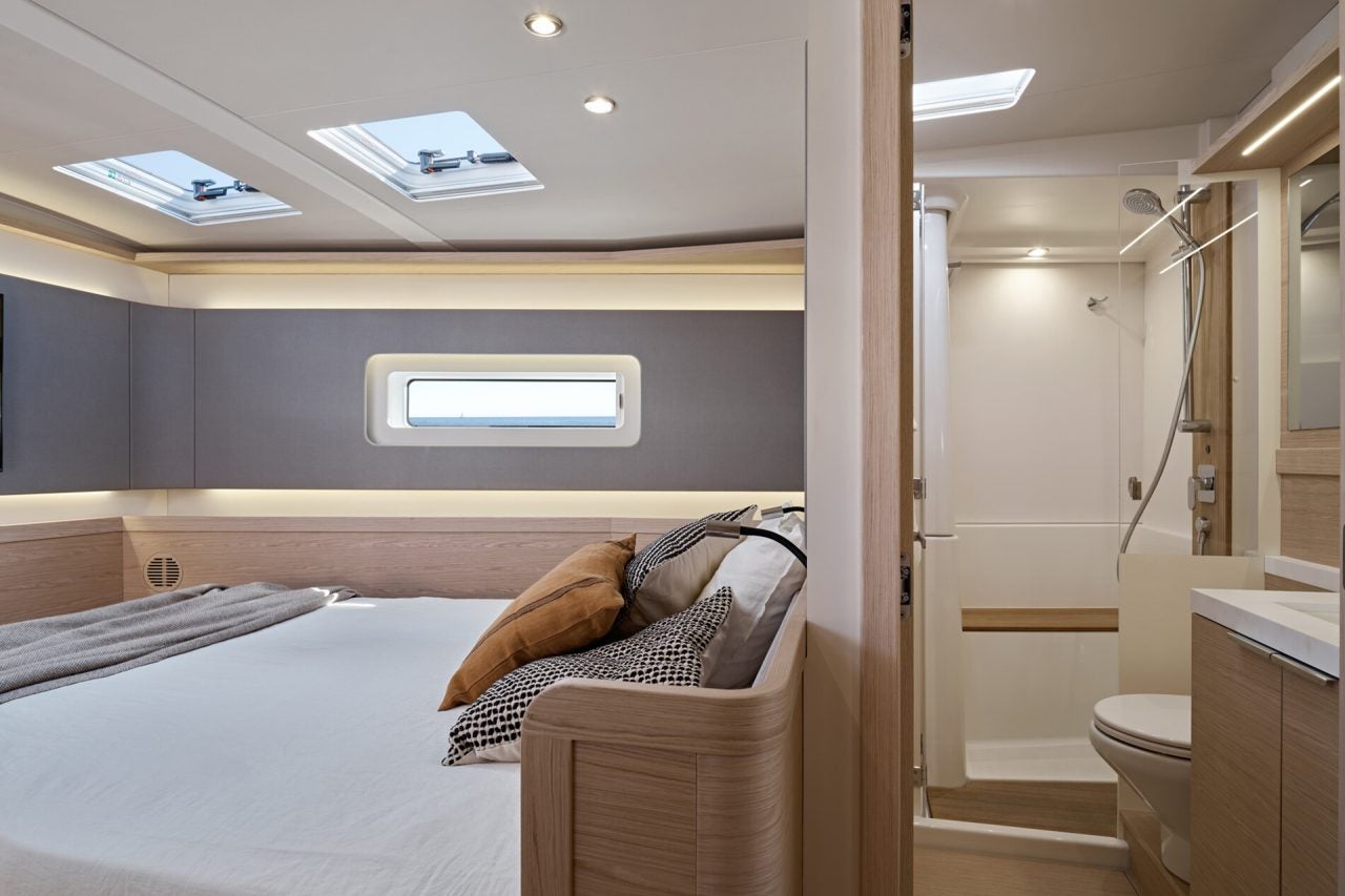 Lit et salle de bain de la suite du propriétaire du monocoque Beneteau Oceanis Yacht 60