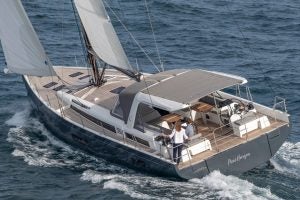 Monocasco de lujo Oceanis Yacht 60 navegando con una mujer al timón