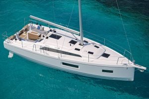 Vue aérienne du monocoque Beneteau 37.1 ancré en eau bleue