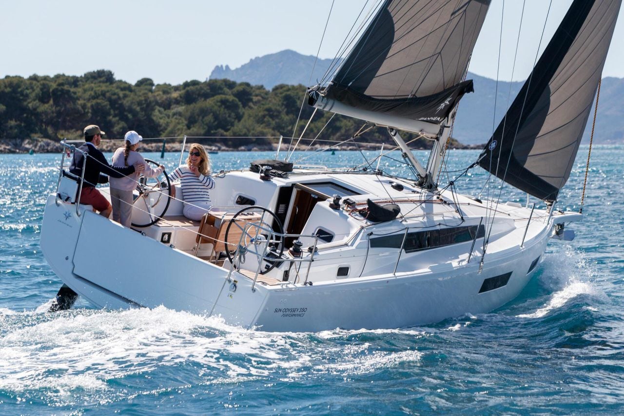 Das Segelboot Sun Odyssey 350 unter Segel mit Personen im Cockpit