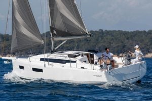 Yate Sun Odyssey 350 a vela con personas en el puente de mando