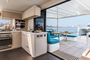 Vue du salon et du cockpit du catamaran à voile Lagoon 55