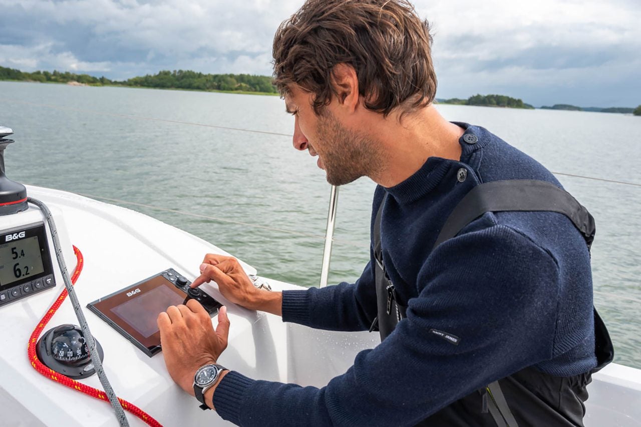 Un hombre utilizando la electrónica del timón del monocasco Beneteau Oceanis 30.1