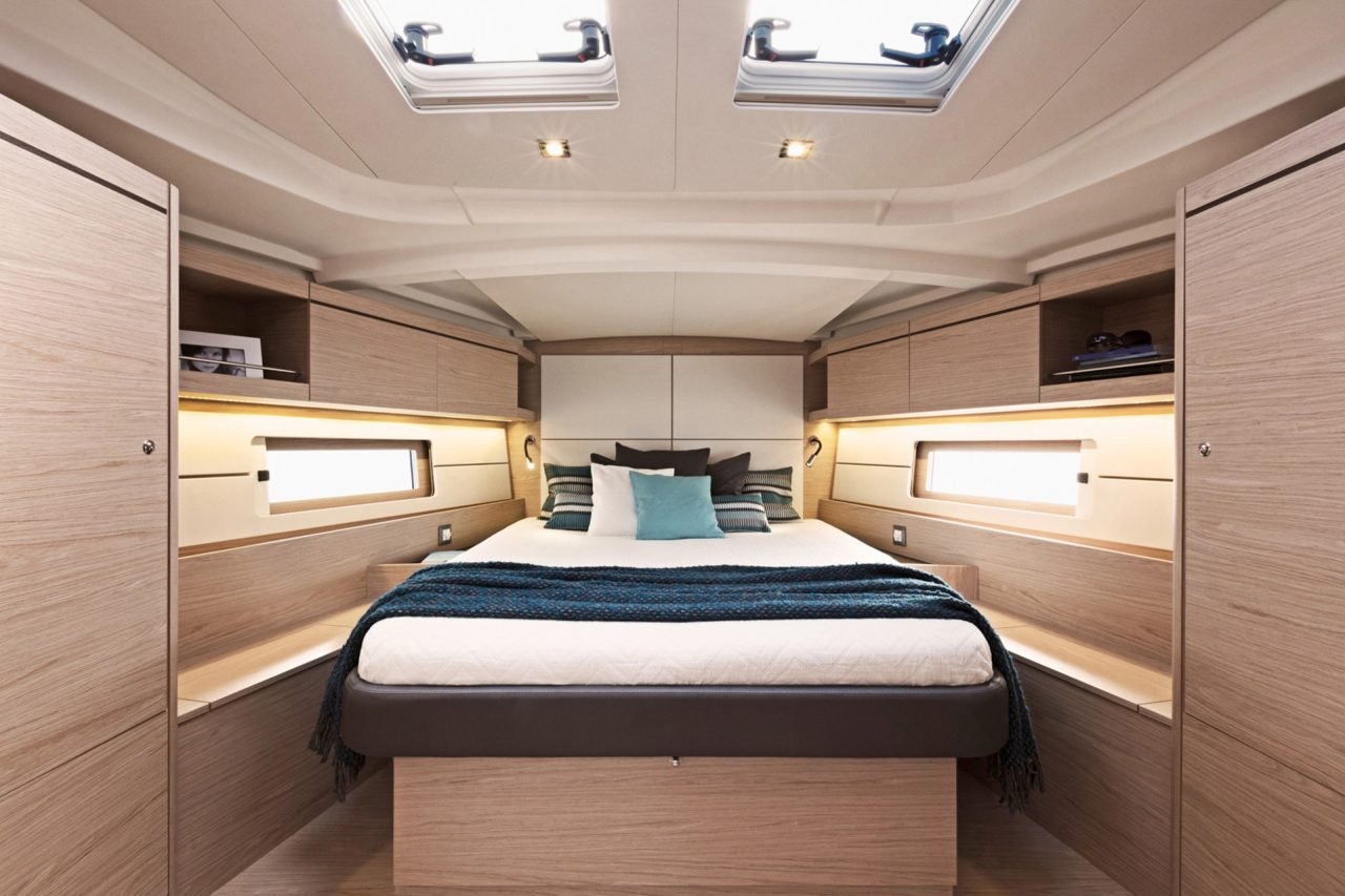 Eine große Kabine mit Doppelbett auf dem Segelboot Beneteau Oceanis 46.1