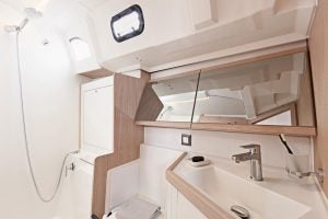 Bagno della cabina interna del monoscafo Beneteau 46.1