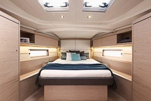 Ampia cabina con letto matrimoniale della barca a vela Beneteau Oceanis 46.1