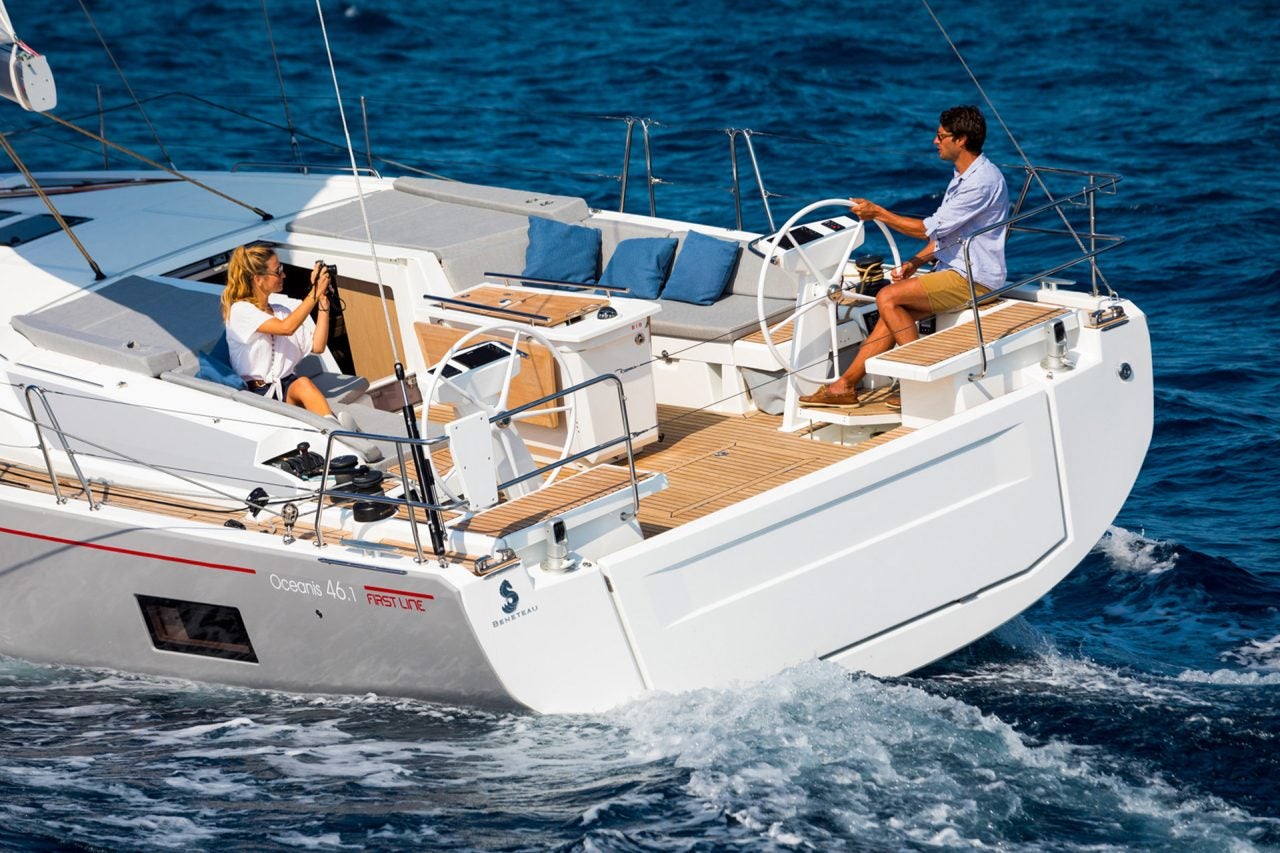 Sonnenliegen im Cockpit der Segelyacht Beneteau 46.1