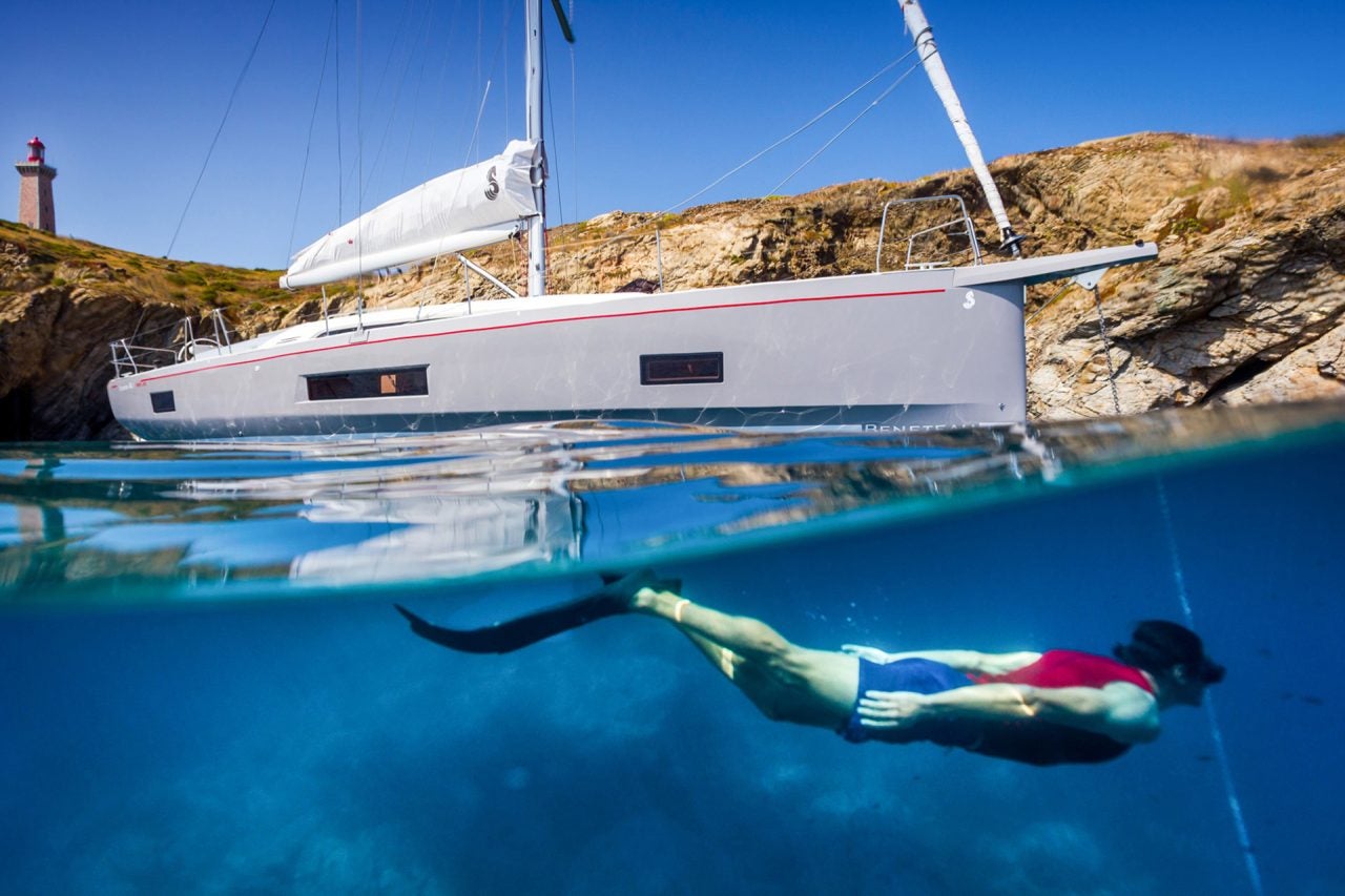 Schwimmer unter Wasser unterhalb des Einrumpfboots Beneteau Oceanis 46.1