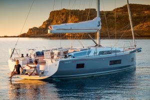 Un yate Oceanis 46.1 con una pareja en una plataforma de baño