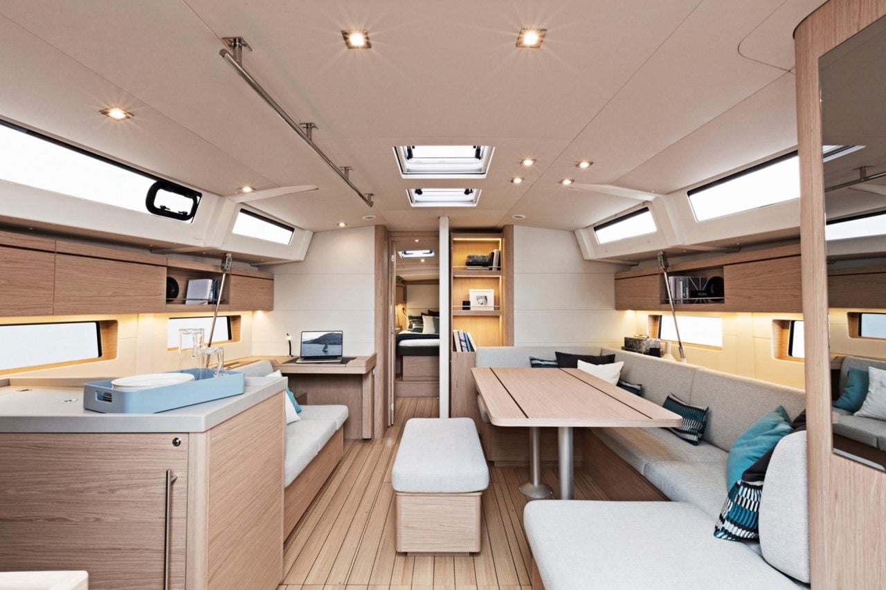 Salone del monoscafo Oceanis 46.1 con finiture in legno chiaro