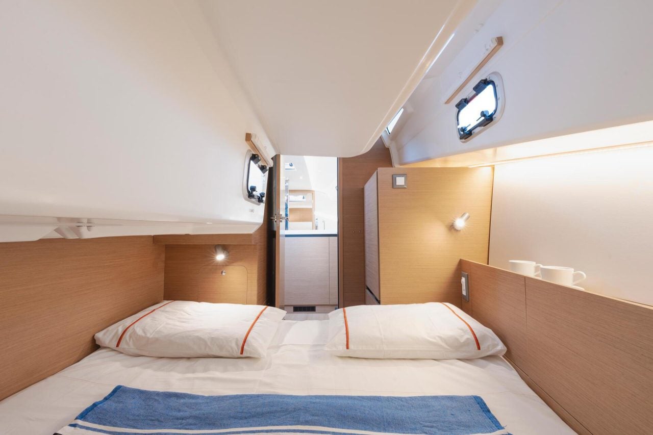 Sun Odyssey 350 monohull cabin