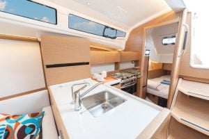 Cocina del velero Sun Odyssey 350