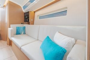 Zona de estar interior del velero Sun Odyssey 350