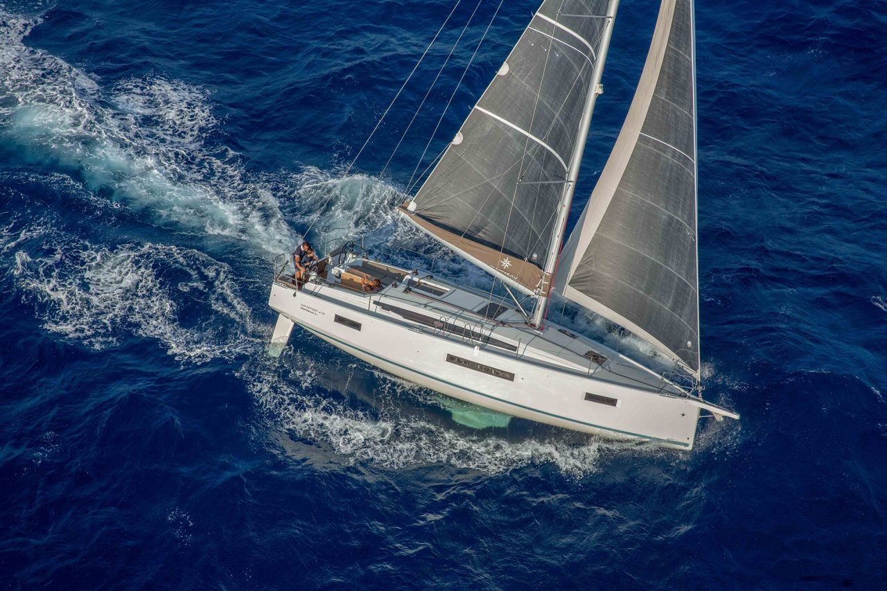 Vue aérienne du bateau Jeanneau 410 qui gîte sous voiles