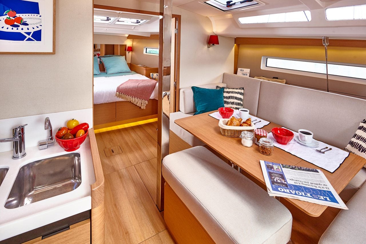 Espace de repas du monocoque Sun Odyssey 440